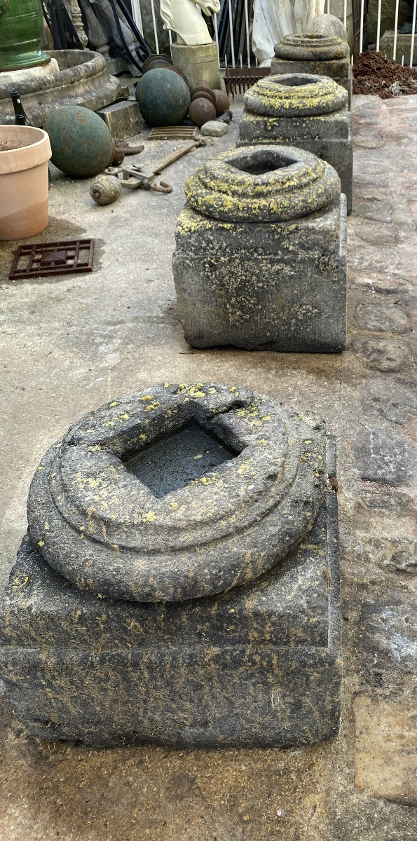 4 socles en pierre