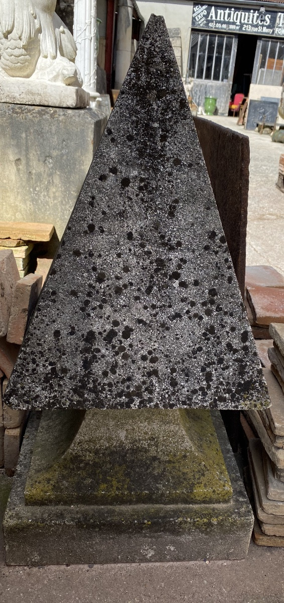 paire d'obelisques en pierre, dessus de pilliers-photo-2