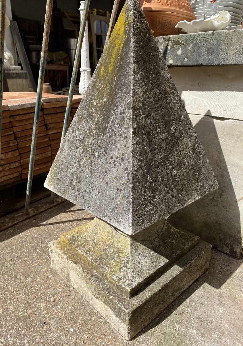 paire d'obelisques en pierre, dessus de pilliers