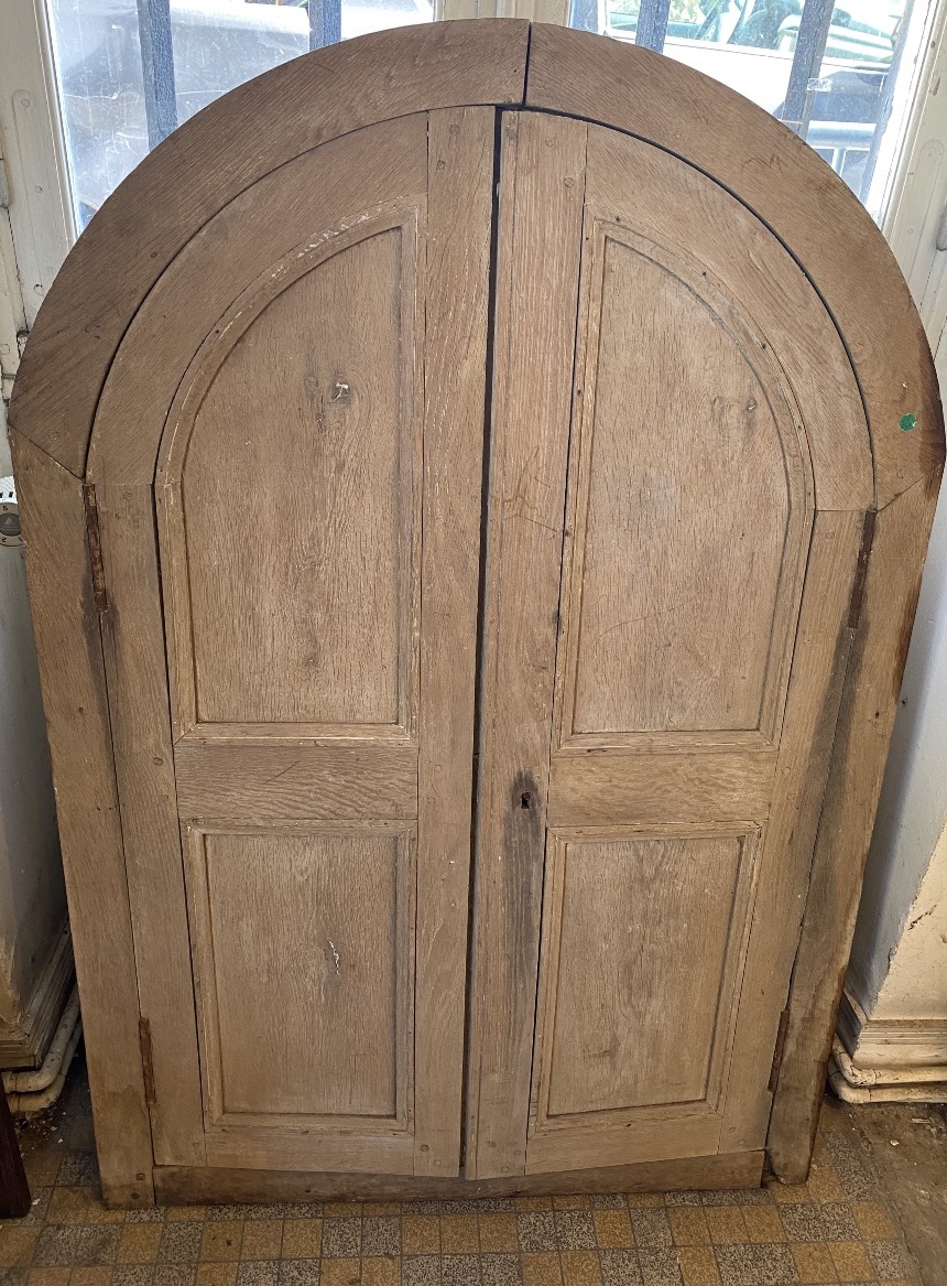 façade de placard cintrée provenant d'une abbaye, avec son bâti