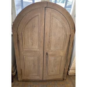façade de placard cintrée provenant d'une abbaye, avec son bâti