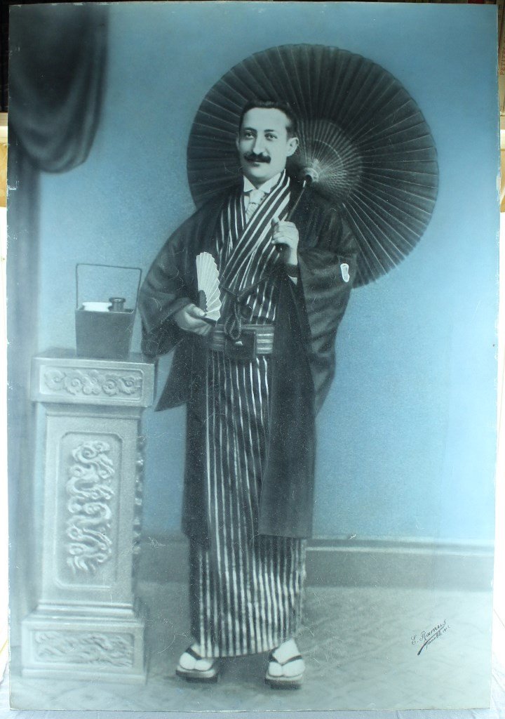Homme travesti en Kimono Japonais Très grande photo 84x58 cm ! RAMUS Grenoble 1912 Pierre LOTI