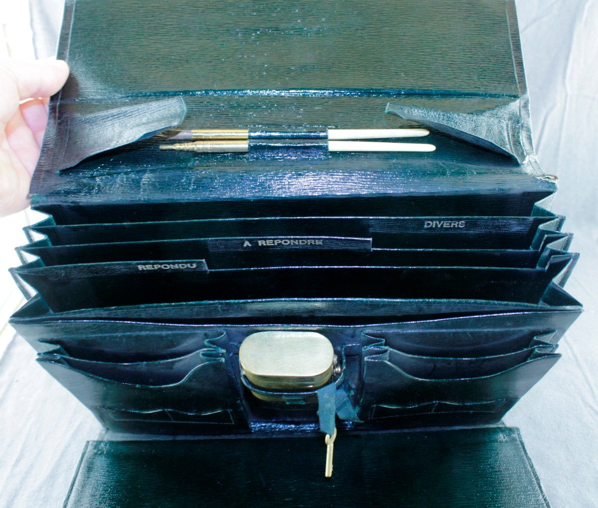 Travel Mail Case In Empire Green Morocco, With Inkwell And Key, Ca 1900 Tbe-photo-1
