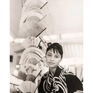 Mirella RICCIARDI Magnifique jeune asiatique aux éventails. Tirage photographique original 1970