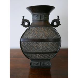 19th Century Chinese Bronze Vase In Archaic Style
