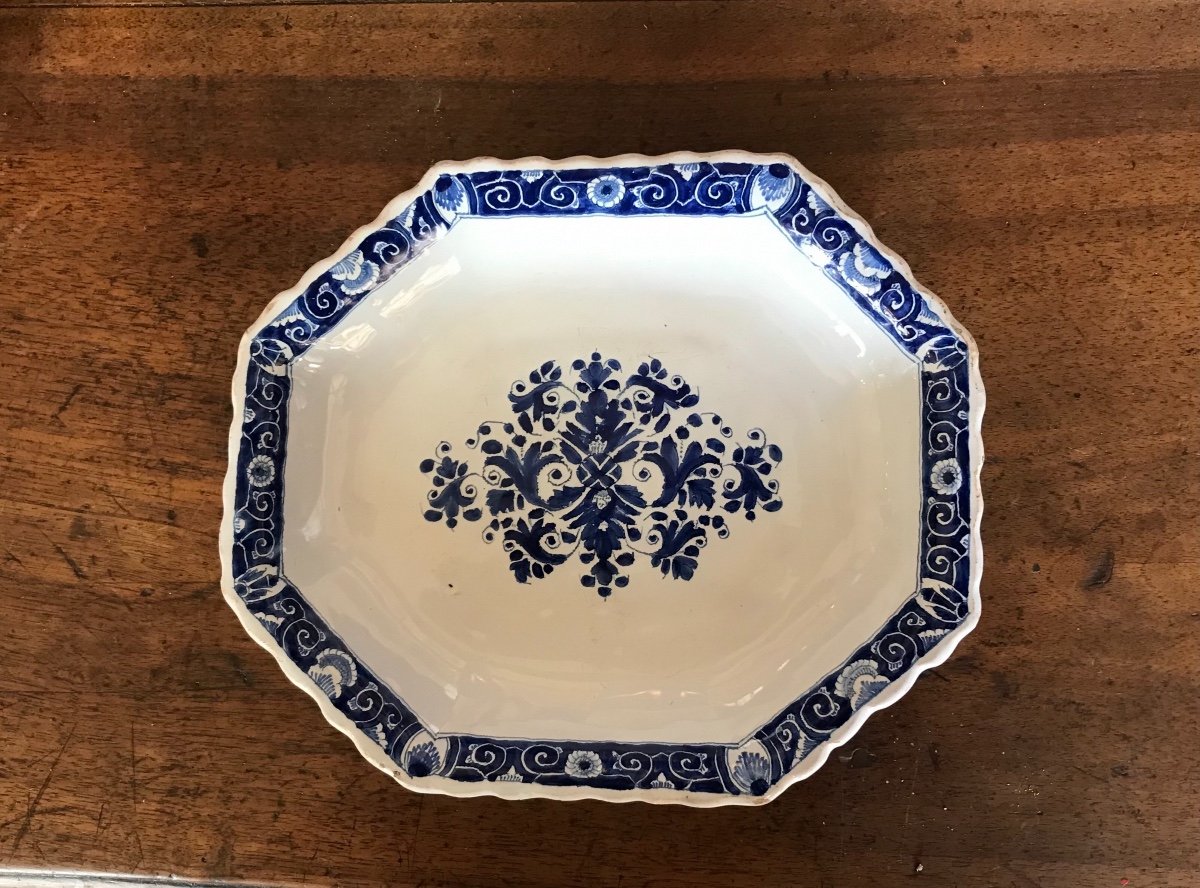 Octagonal Hollow Earthenware Dish By Charles François Hannong Strasbourg Circa 1720-1725