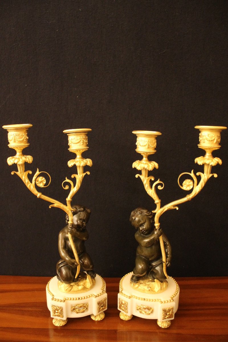 Paire De Petits Chandeliers Aux Putti En Bronze Doré Et Patiné, Style Louis XVI, époque XIXème