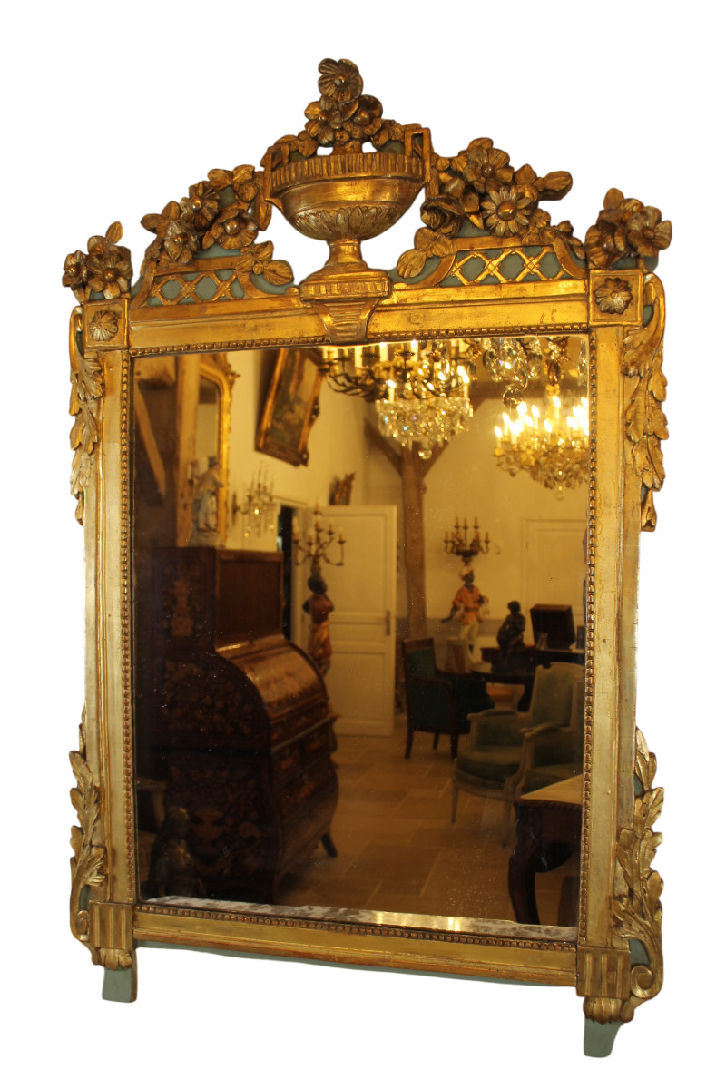 Miroir à fronton en bois sculpté et doré, époque Louis XVI