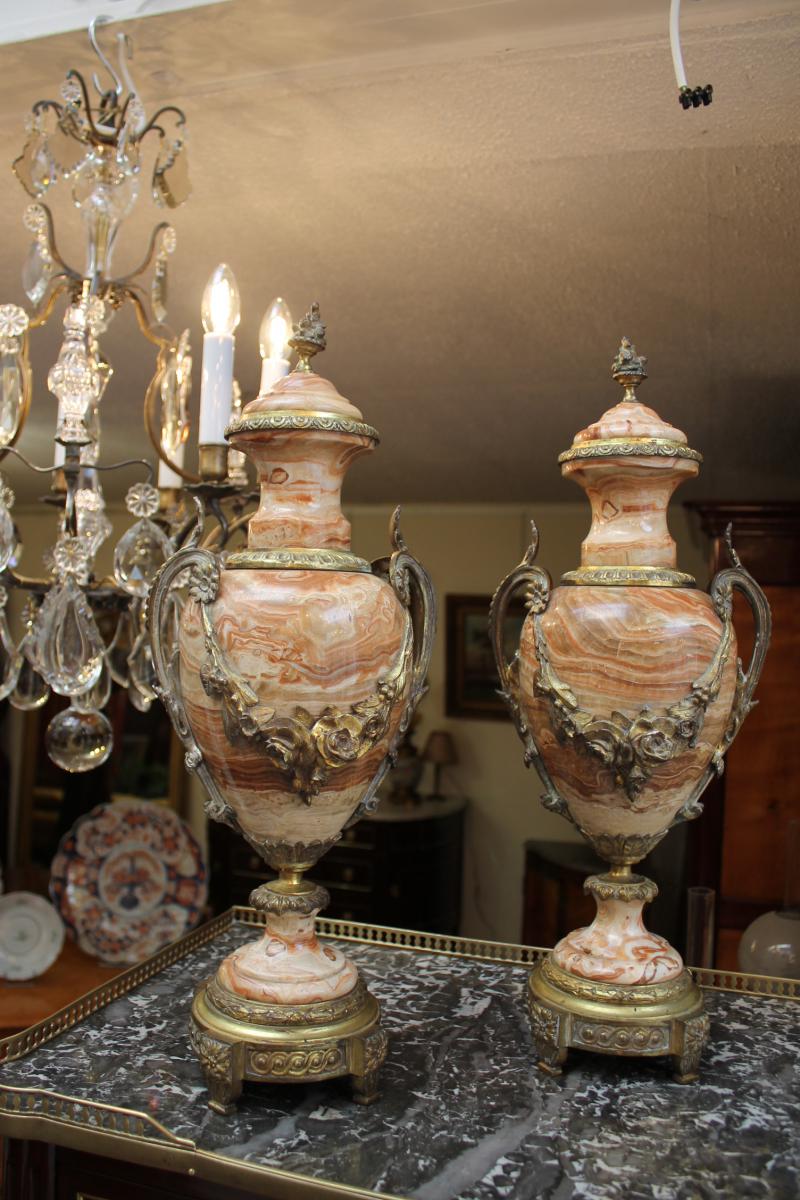 Paire De Vases Couverts En Marbre de Style Louis XVI