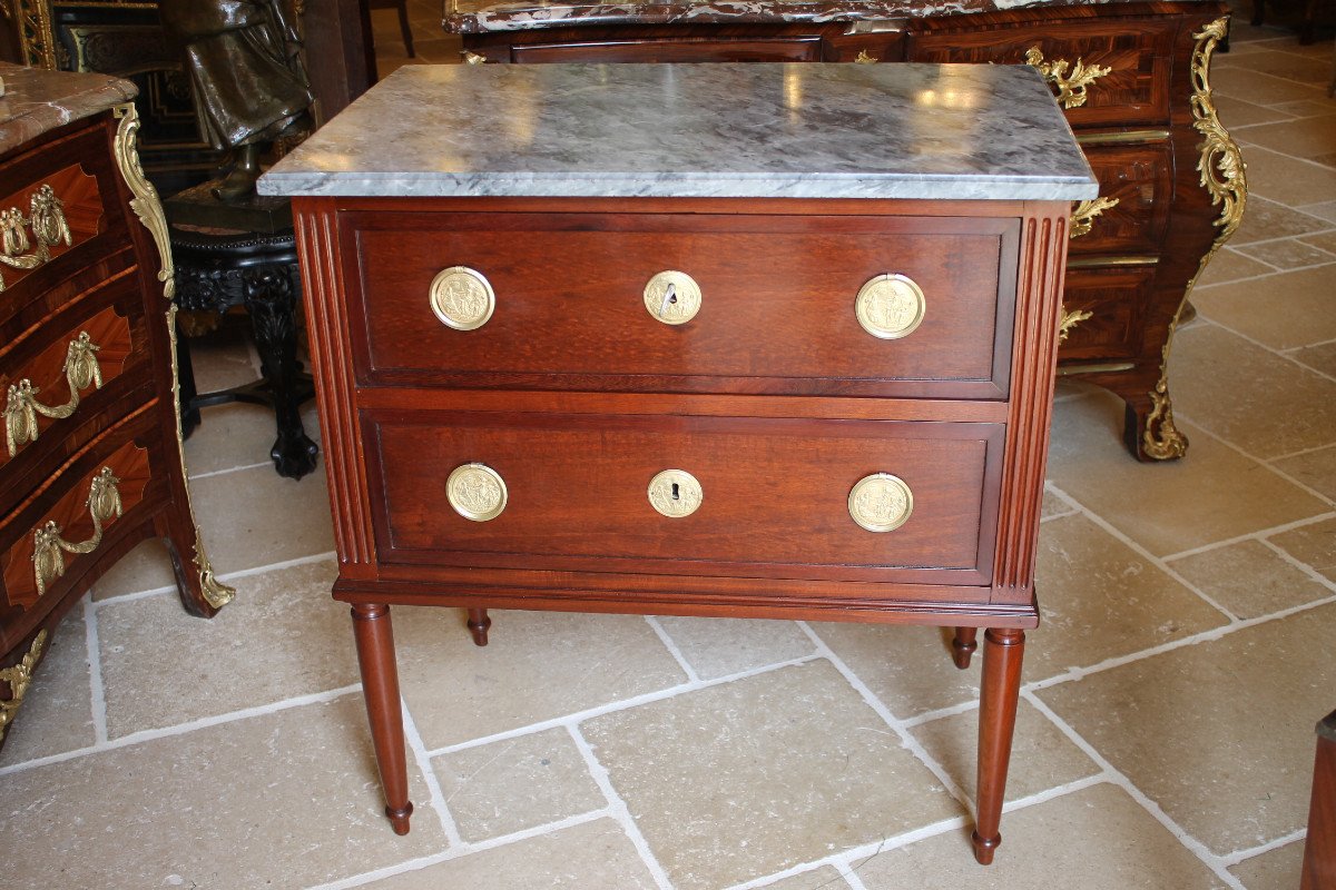 Petite Commode Sauteuse d'époque Louis XVI En Acajou