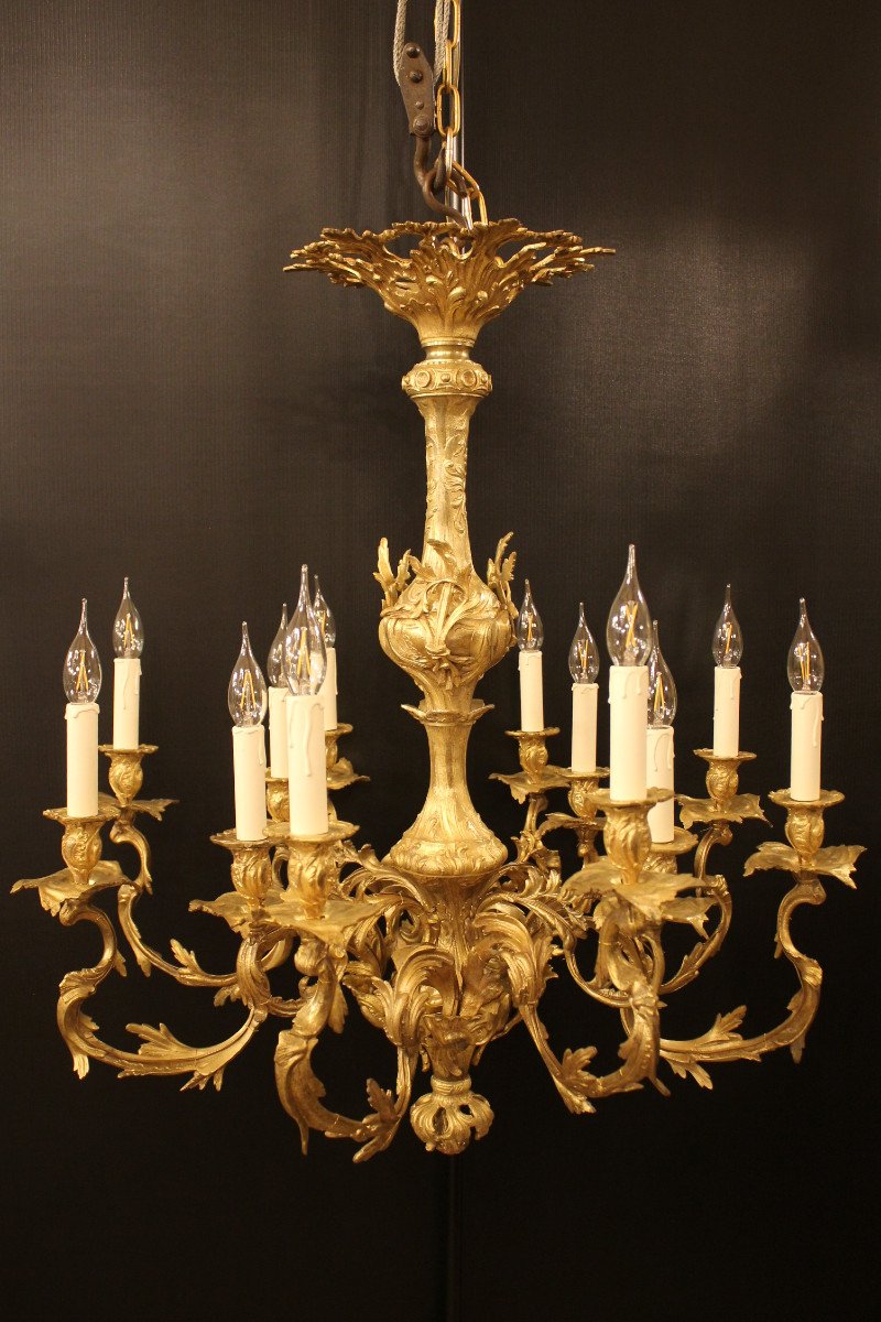 Important Lustre De Style Louis XV Rocaille En Bronze Doré à 12 Feux