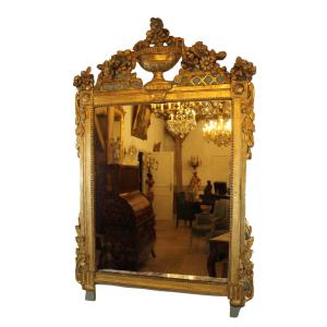Miroir à fronton en bois sculpté et doré, époque Louis XVI