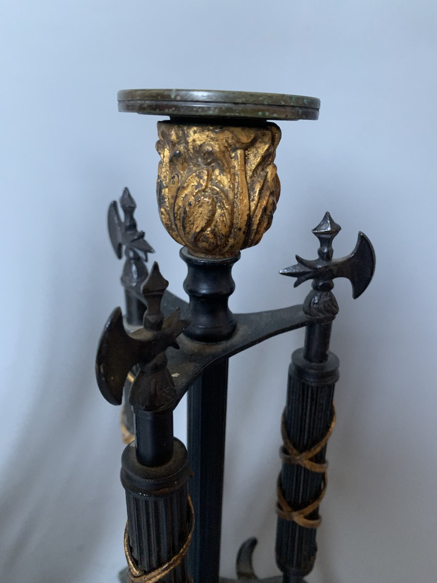 Paire de bougeoirs en bronze - Fin XIXème - Décor de faisceaux de licteurs et haches -photo-2
