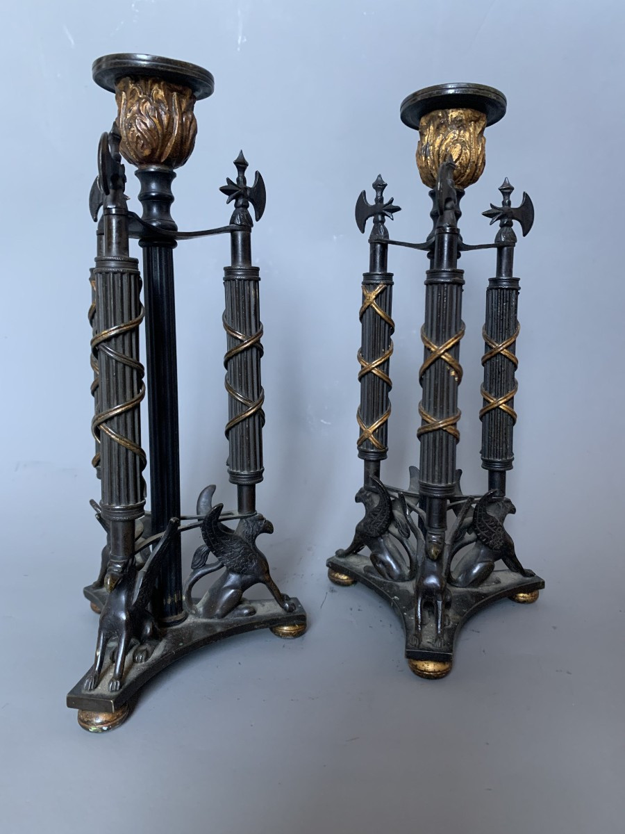 Paire de bougeoirs en bronze - Fin XIXème - Décor de faisceaux de licteurs et haches 