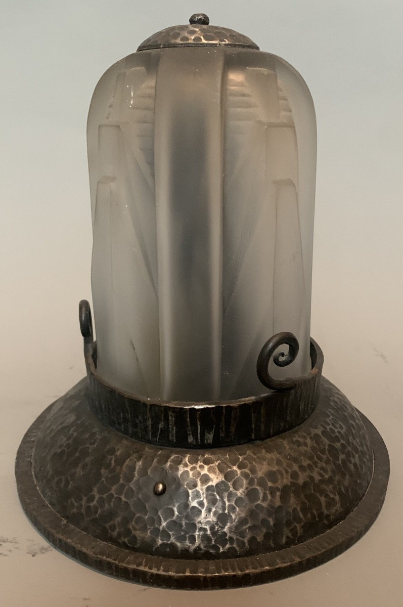 Veilleuse Art Déco en fer forgé martelé et verre pressé – Muller Frères Lunéville – vers 1925