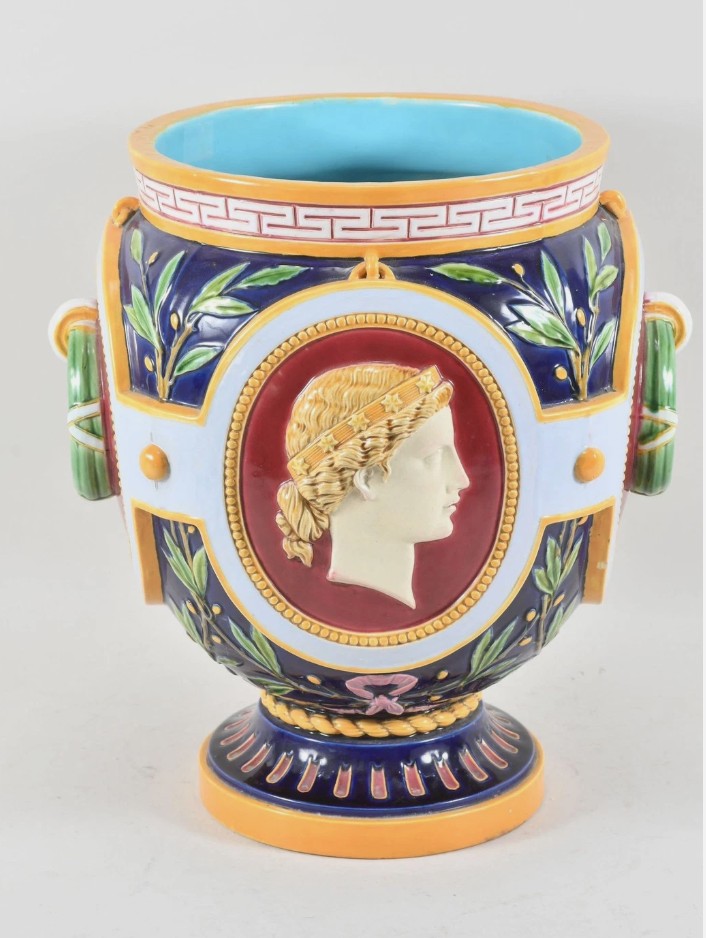 Vase en faïence polychrome – Manufacture Minton – Style Néoclassique, fin XIXe siècle