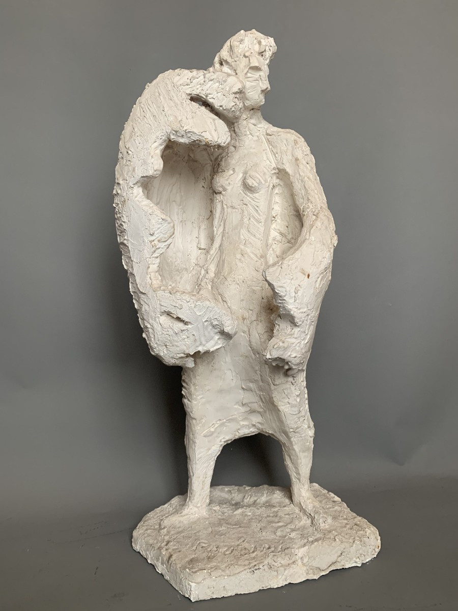Sculpture en plâtre – Femme nue au manteau – Signée Paolini – Années 1950