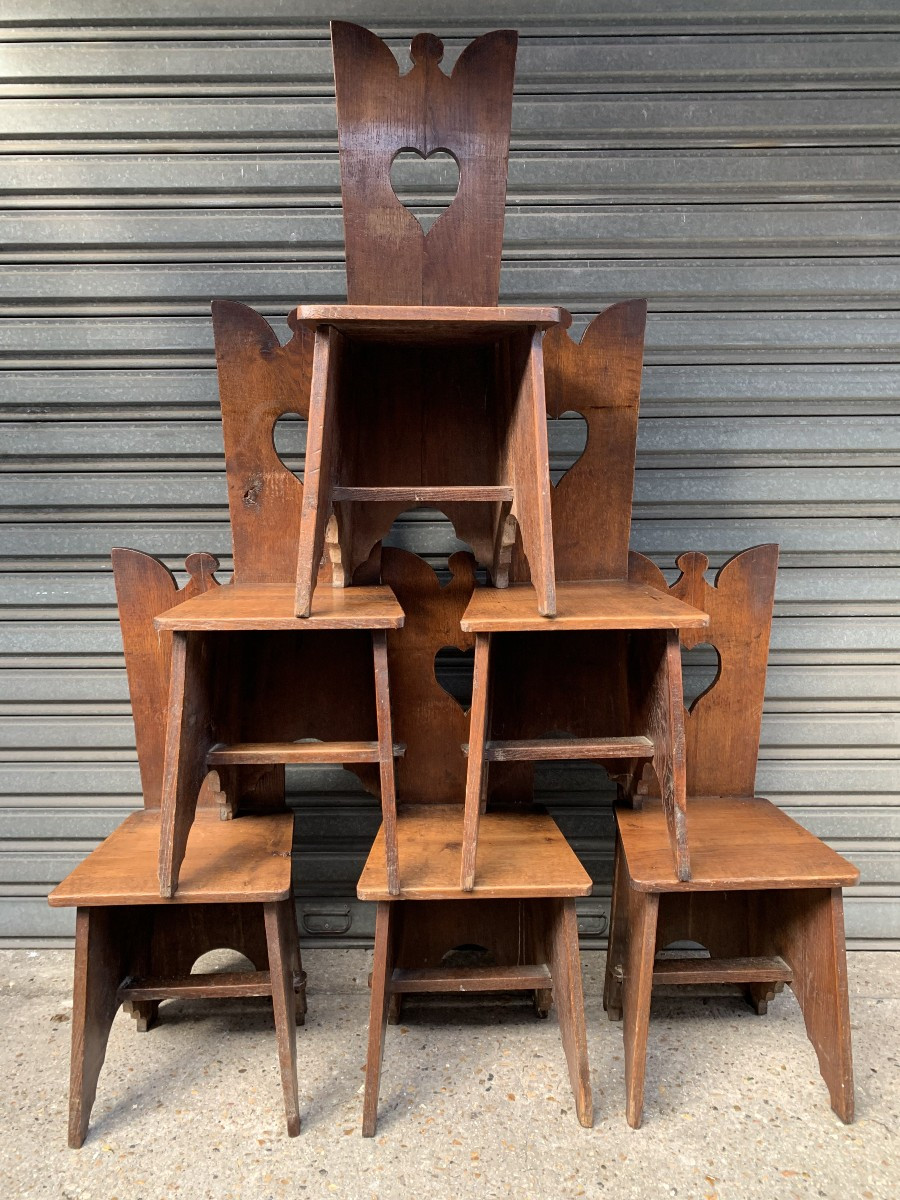 Série de six chaises en chêne – vers 1900 – Mouvement Arts & Crafts