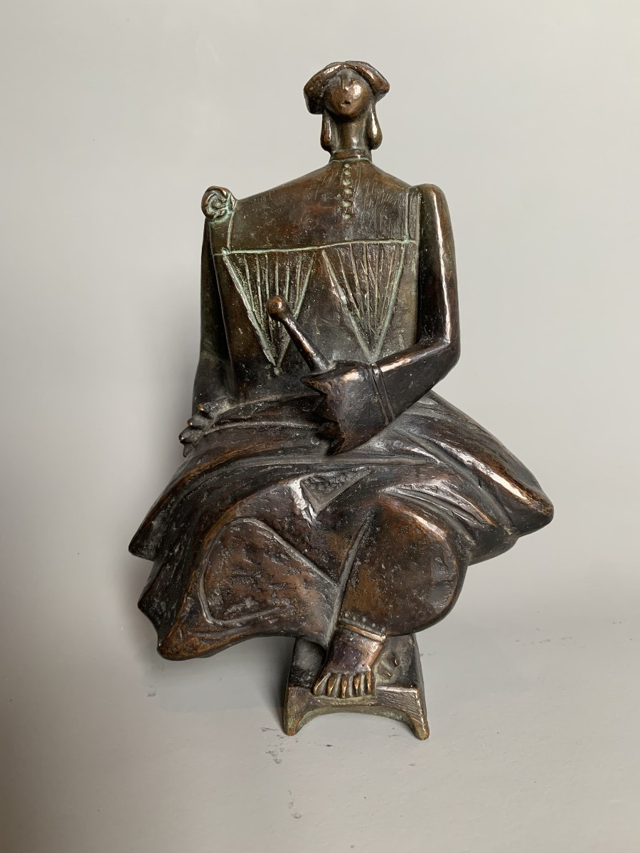 Sculpture en bronze – Femme stylisée – Datée 1978 – Monogrammée