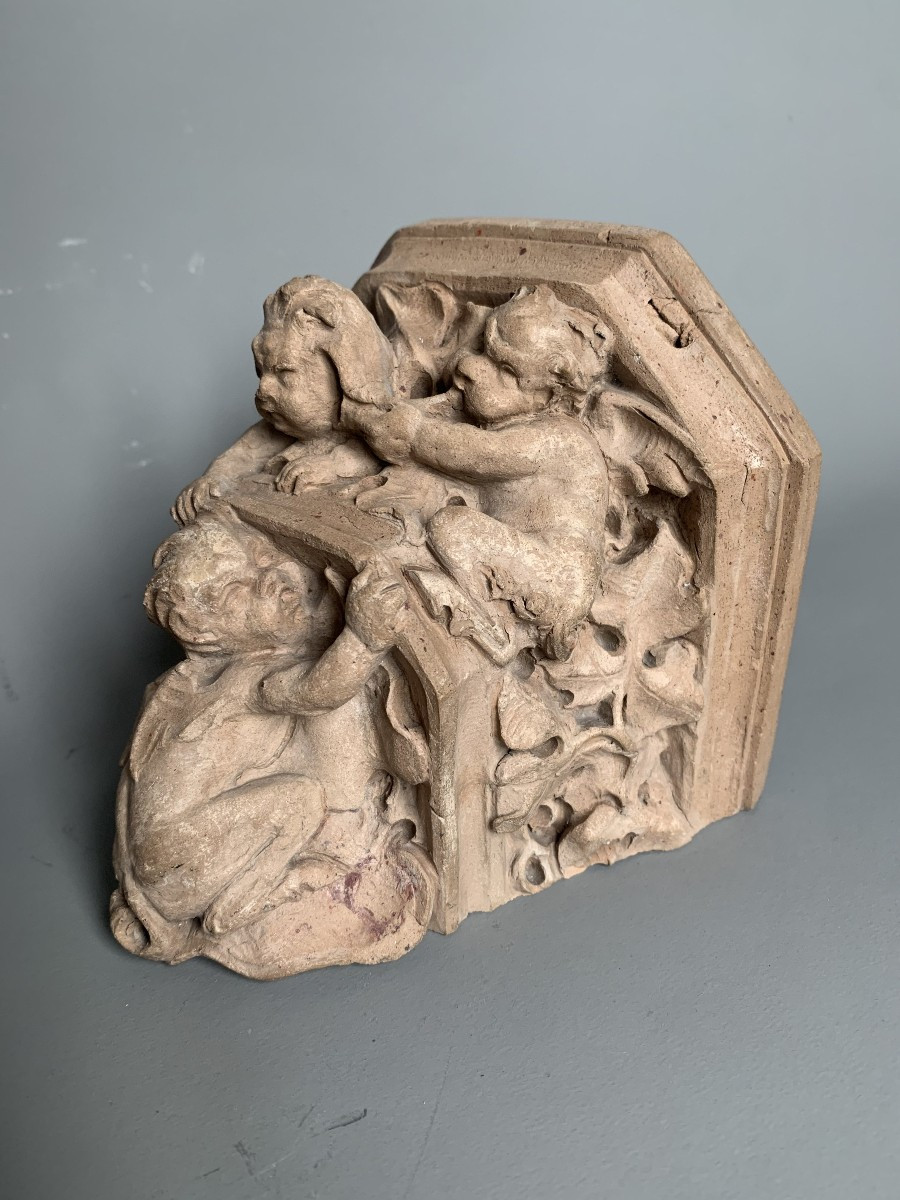 Console d’applique murale en terre cuite - décor de diablotins - signée Barlès, fin XIXe siècle