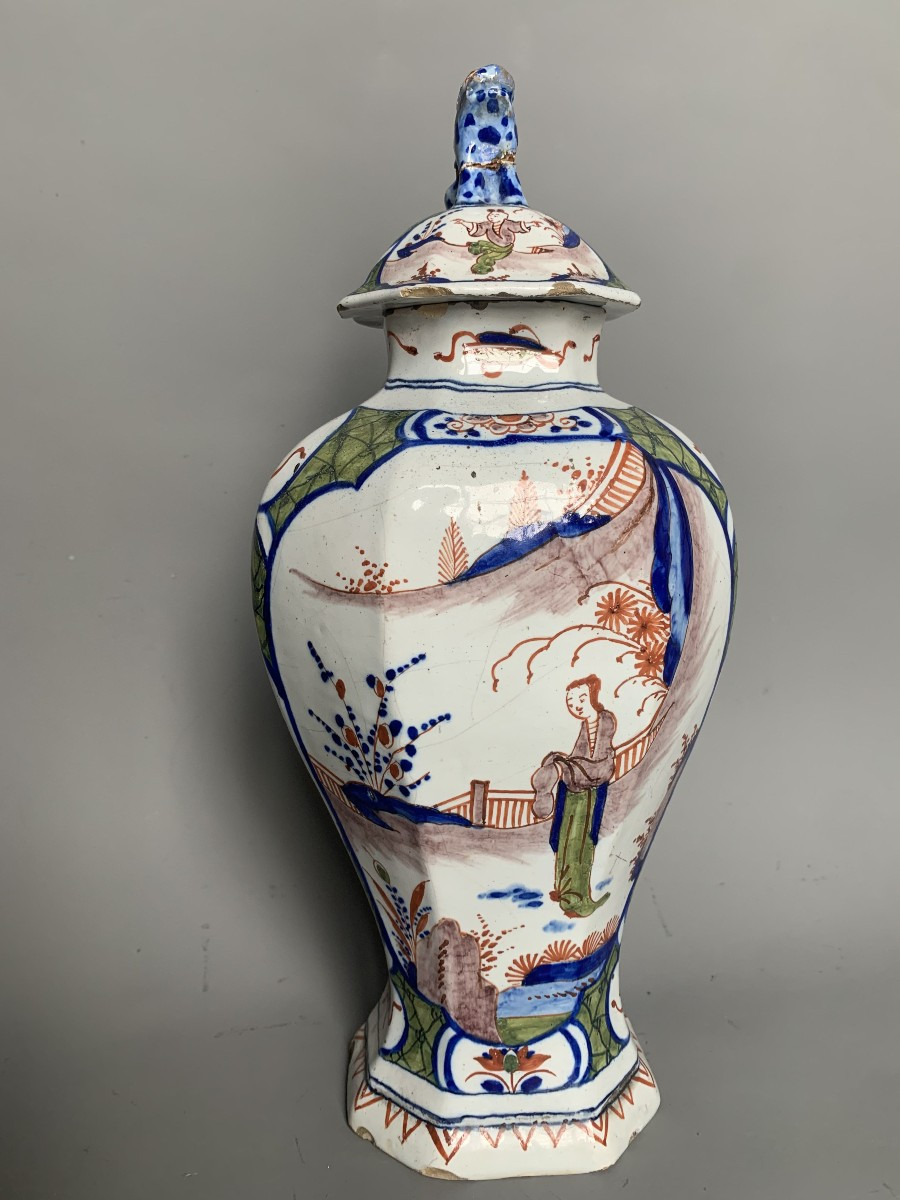 Vase couvert en faïence de Delft - décor chinoisant - XVIIIe siècle