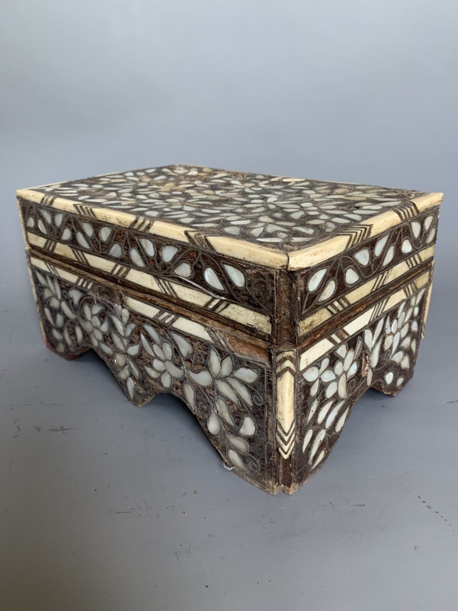 Coffret syrien en marqueterie de nacre et os — XIXᵉ siècle