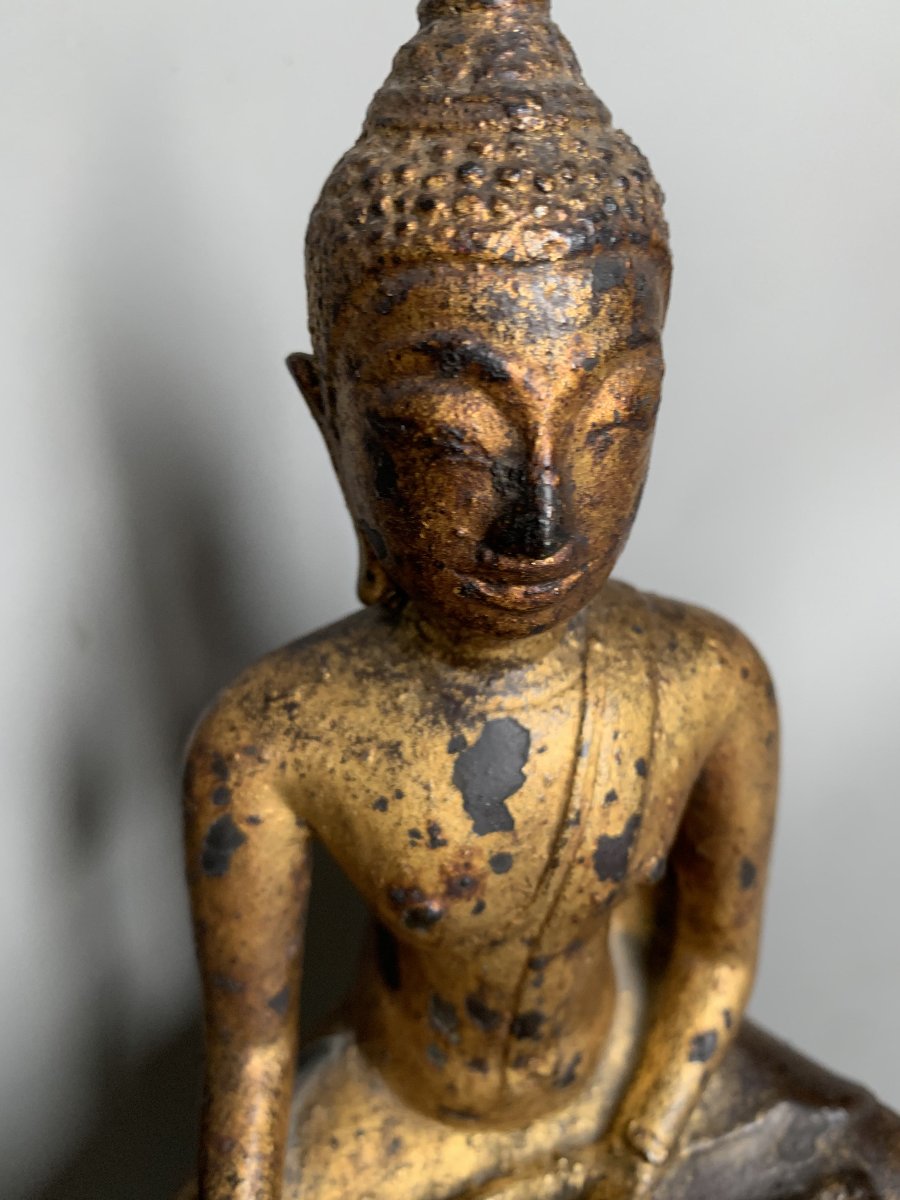 Bouddha assis en fonte de fer dorée - Asie du Sud-Est -  XVIIIᵉ siècle-photo-2