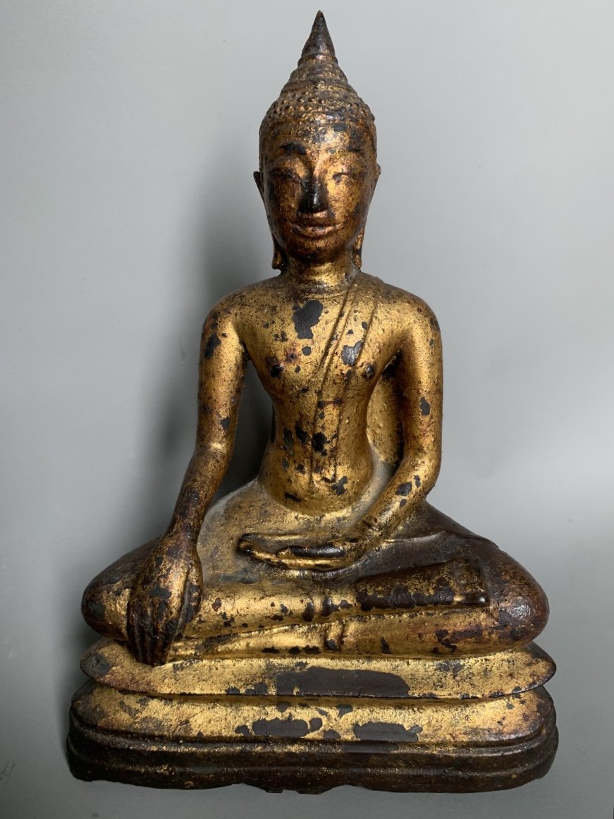 Bouddha assis en fonte de fer dorée - Asie du Sud-Est -  XVIIIᵉ siècle