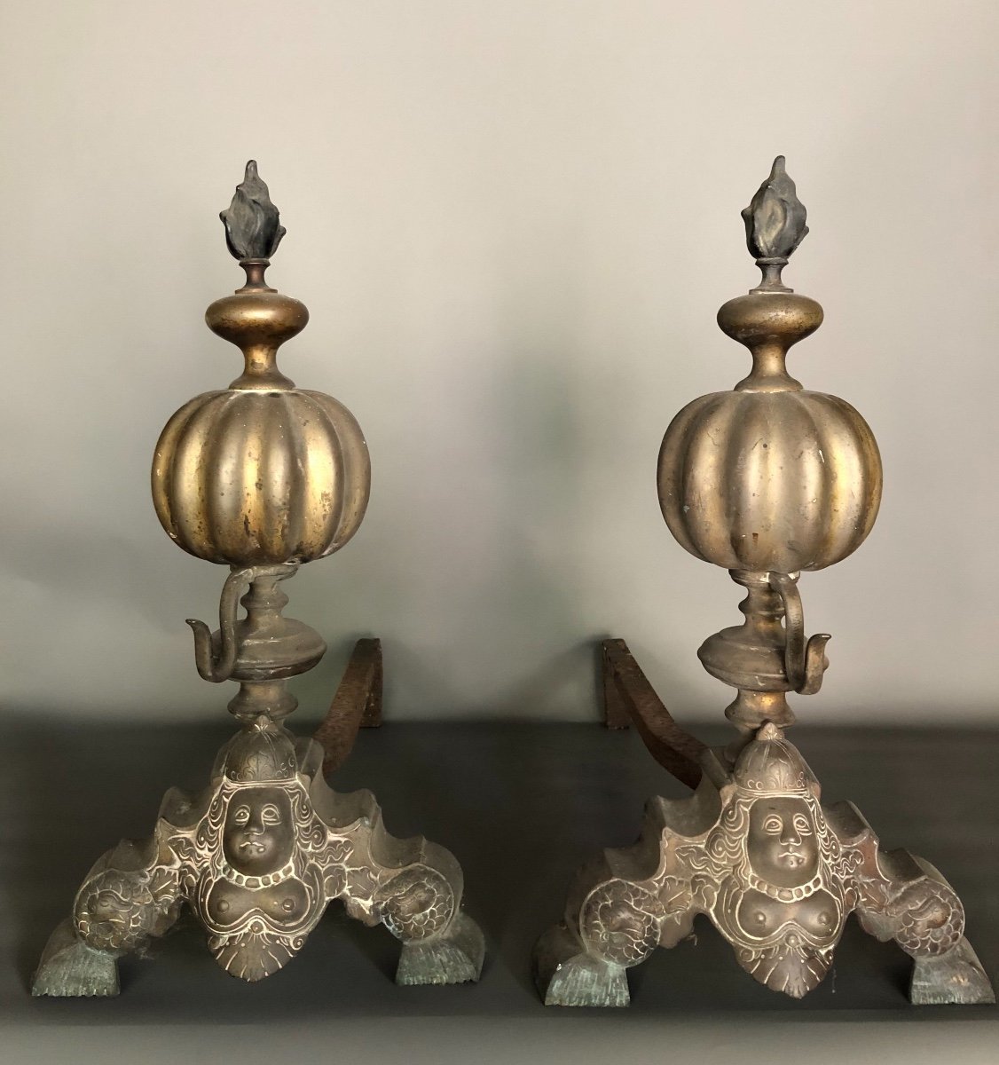 Paire De Chenets Aux Marmousets - Style Louis XIII - Fer Et Bronze
