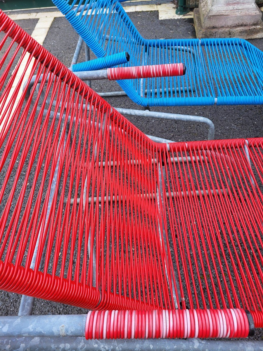 2 Red And Blue Scoubidou Wire Lounge Chairs On Metal Legs -photo-2