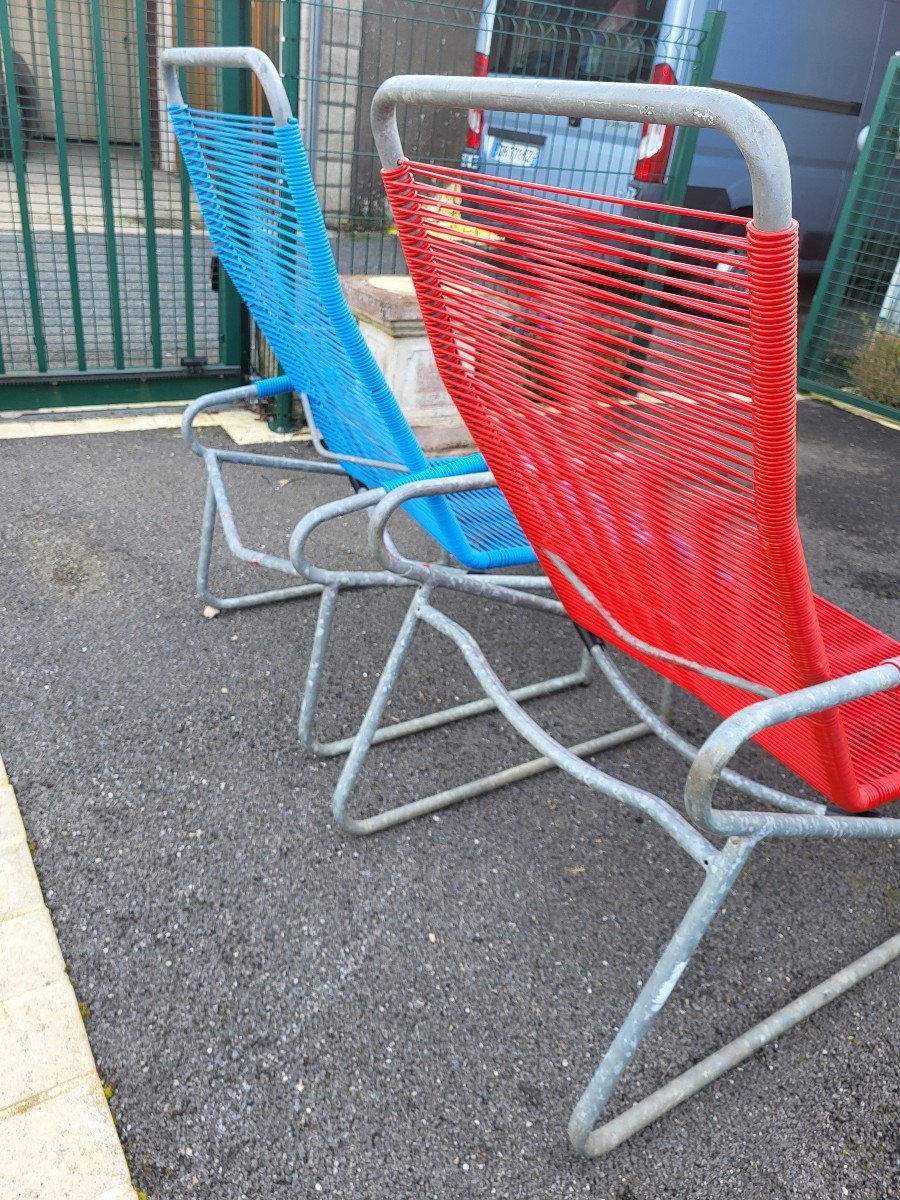 2 Red And Blue Scoubidou Wire Lounge Chairs On Metal Legs -photo-3