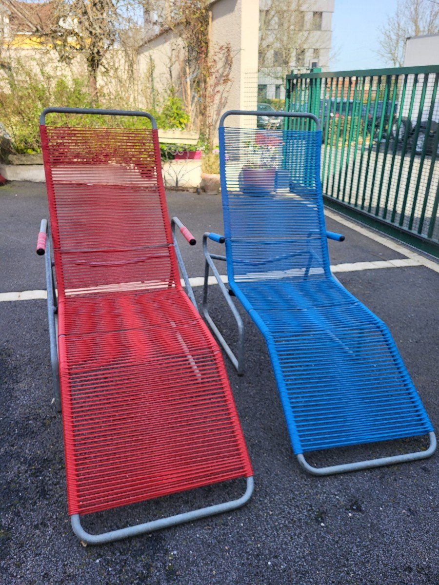 2 Red And Blue Scoubidou Wire Lounge Chairs On Metal Legs -photo-4