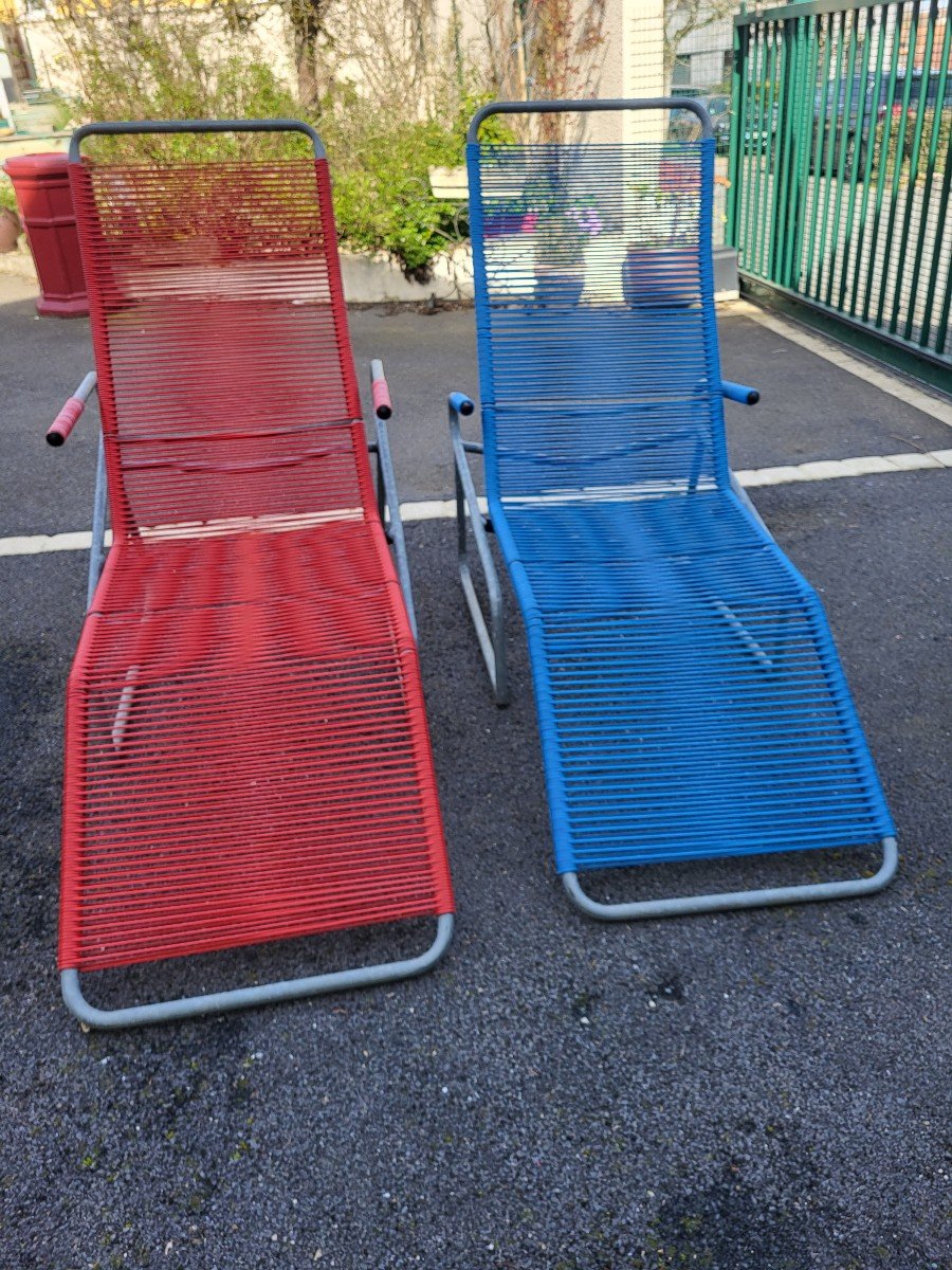 2 Red And Blue Scoubidou Wire Lounge Chairs On Metal Legs 