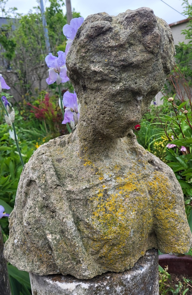Buste de femme en pierre naturelle