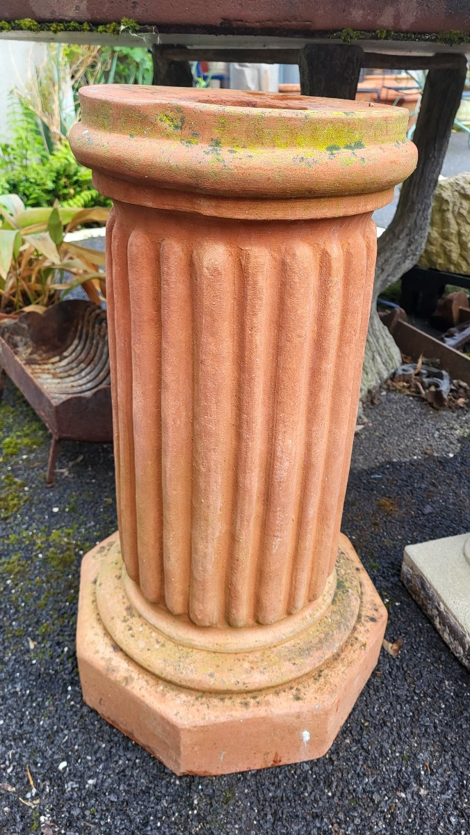 Colonne cannelée en terre cuite