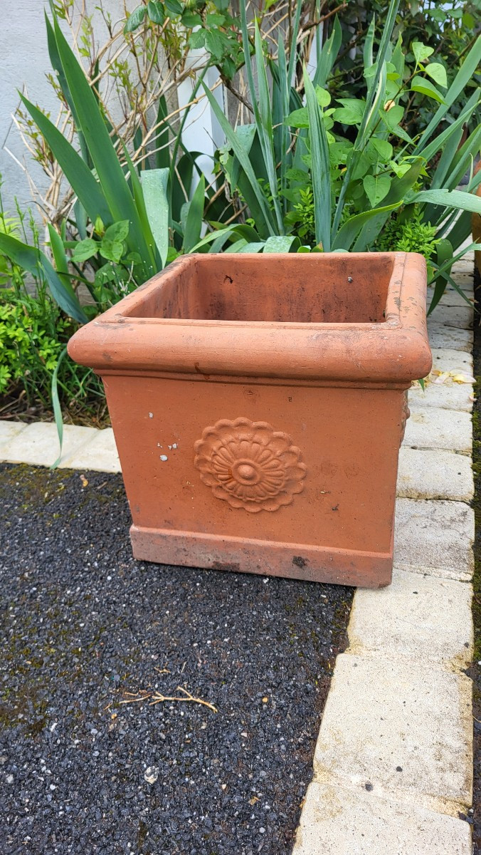 Jardinière carrée en terre cuite .