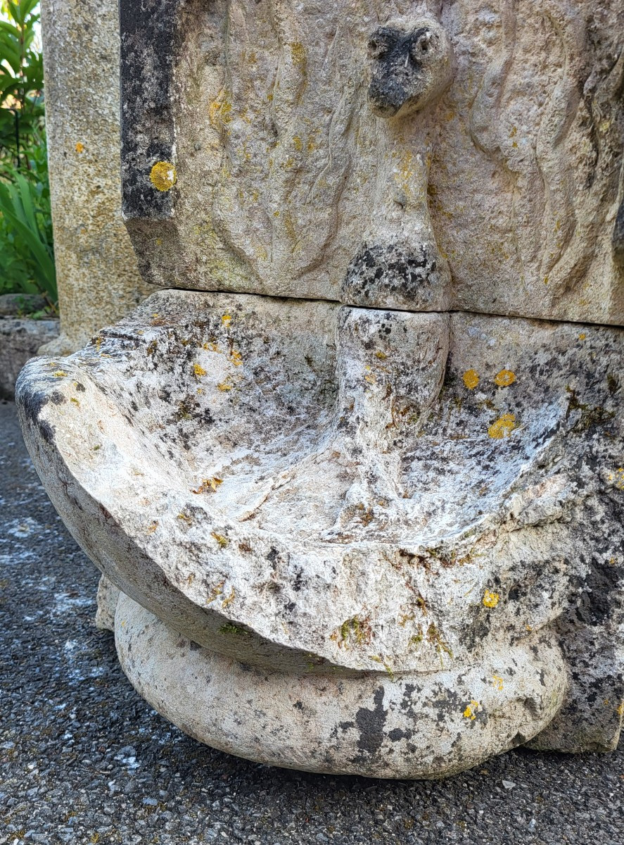 Fontaine à décor de chevreuil en pierre naturelle XVIII-photo-1