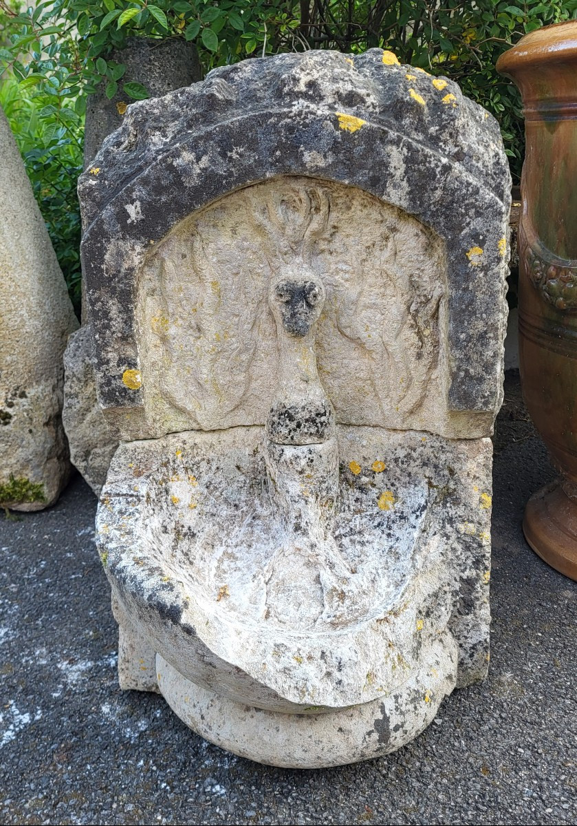 Fontaine à décor de chevreuil en pierre naturelle XVIII