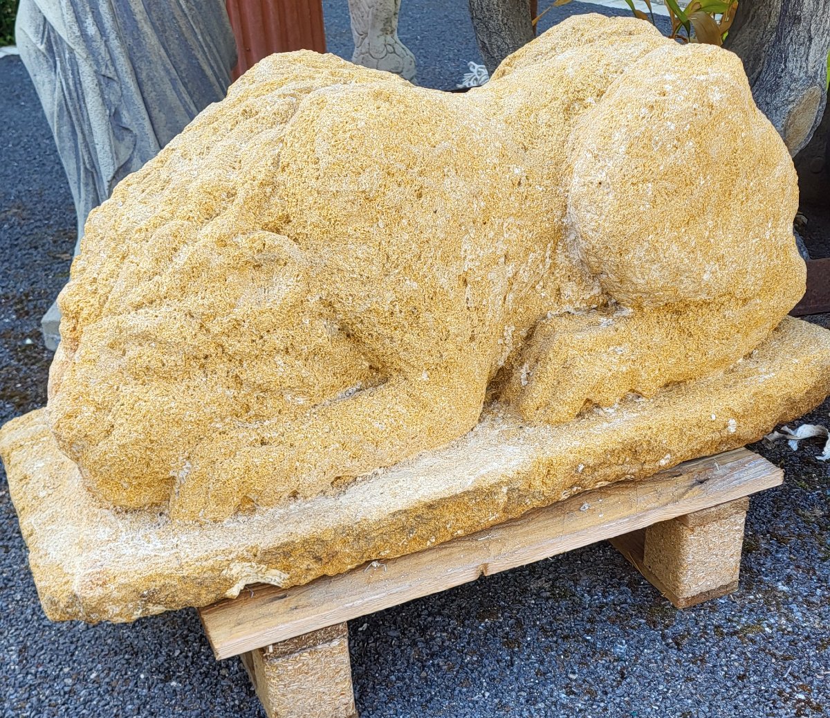 Statue de lion en pierre naturelle du Gard