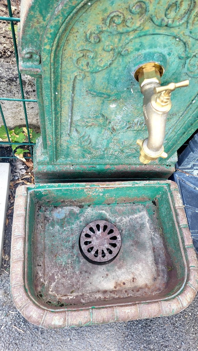 Early 20th-century Cast-iron Freestanding Wall Fountain-photo-1