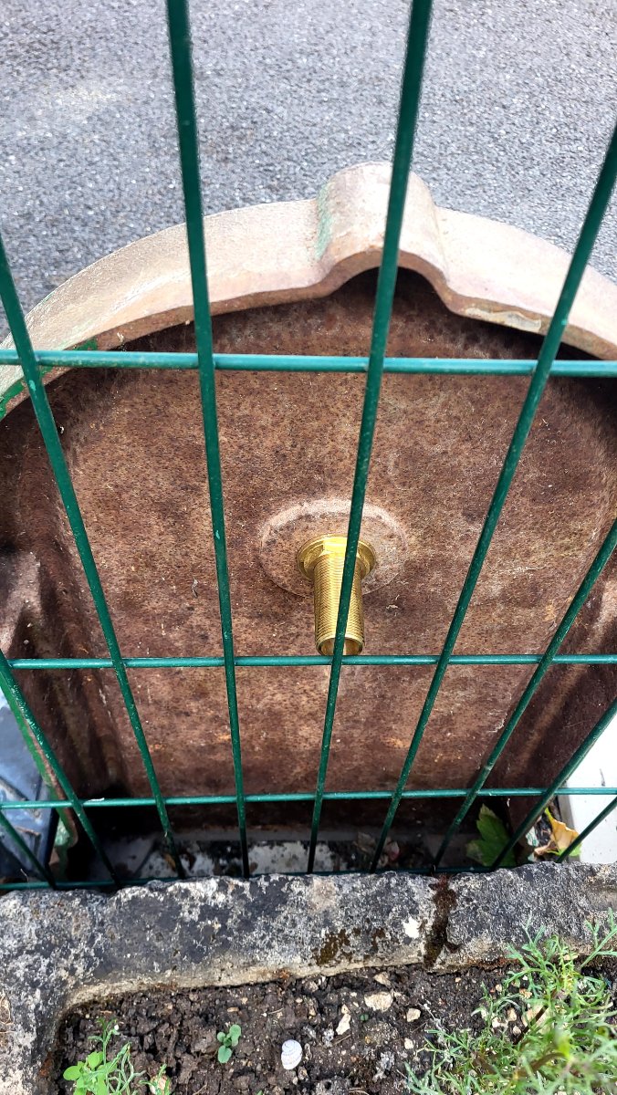 Early 20th-century Cast-iron Freestanding Wall Fountain-photo-2