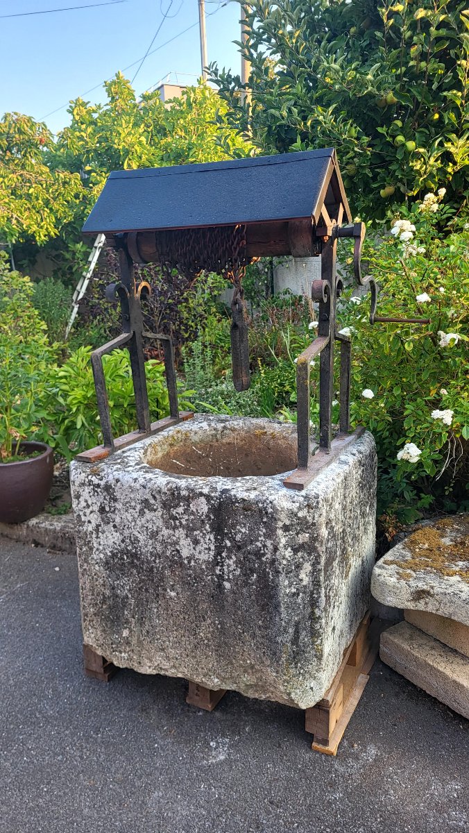 Margelle de puits en pierre naturelle XIXème