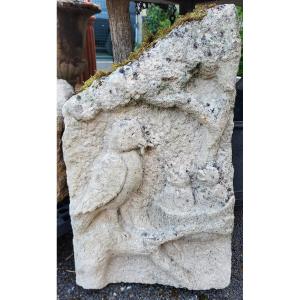 Stèle en pierre naturelle à décor d'oiseaux