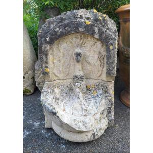 Fontaine à décor de chevreuil en pierre naturelle XVIII