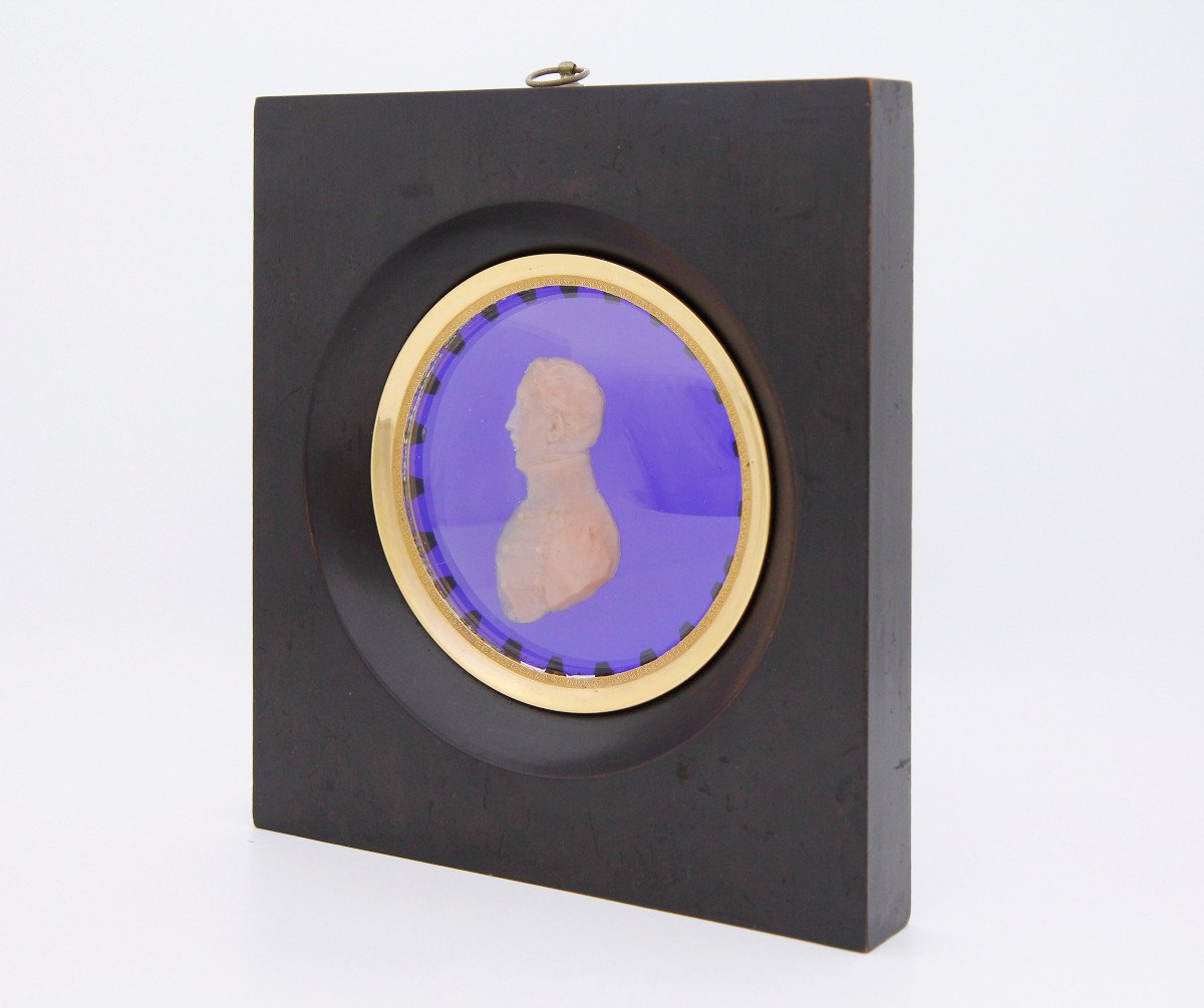 Profil en cire d'officier sur verre bleu, cadre bois ébonisé, époque Restauration vers 1825-photo-2