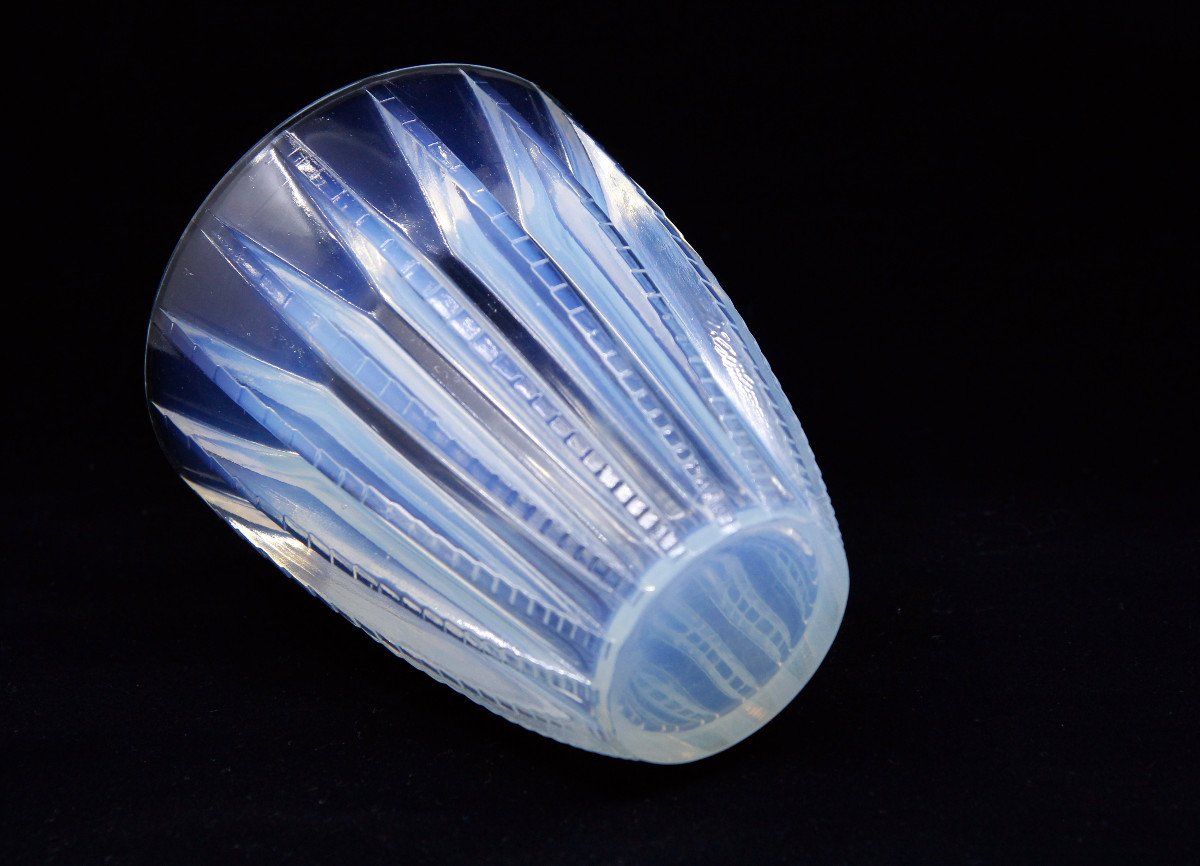 Lalique - Chamonix Vase (1933) In Opalescent Blue Glass - Signed R. Lalique France - Circa 1940-photo-1