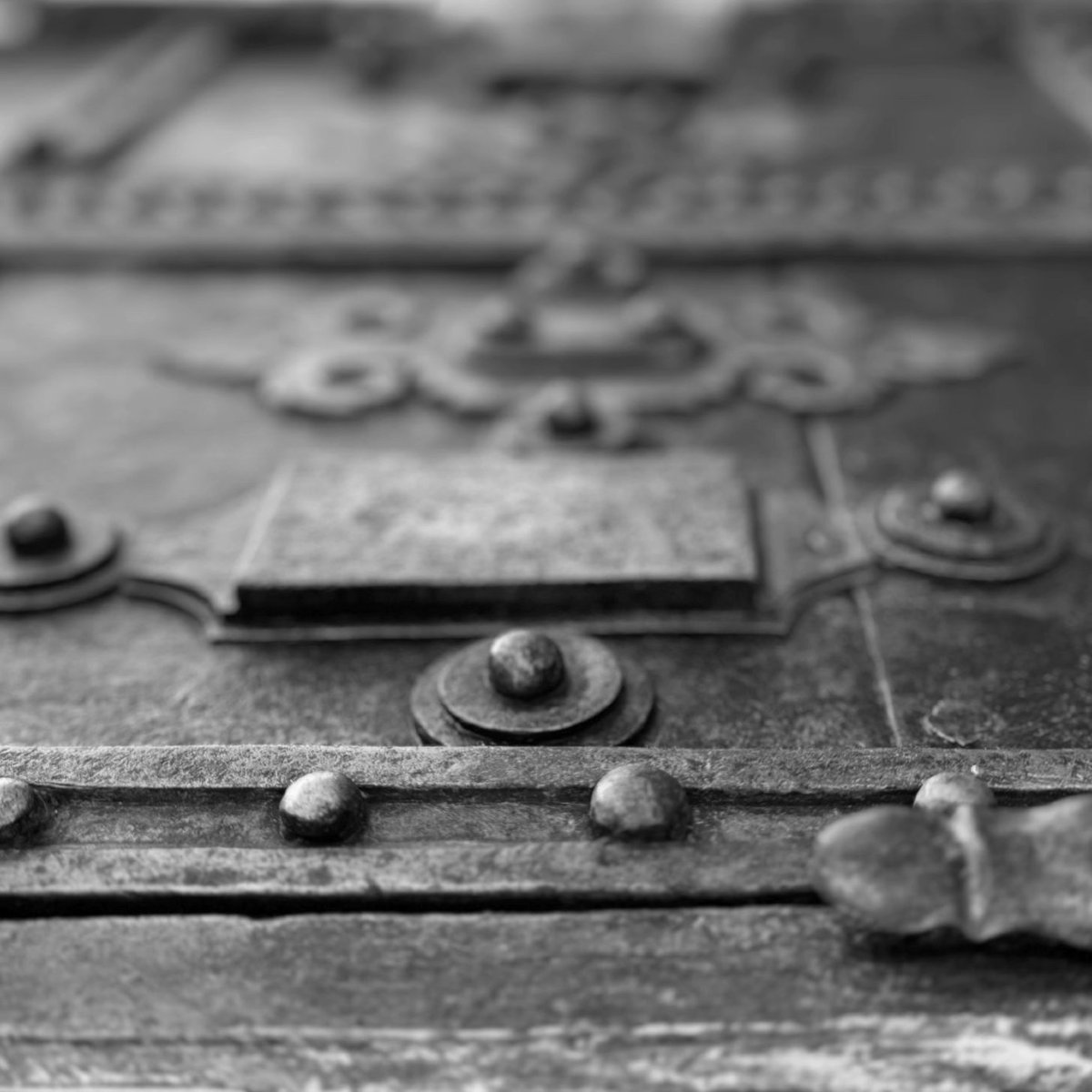 Porte blindée d'armoire forte en fer forgé - sans doute Italie, XVIIIe siècle-photo-7