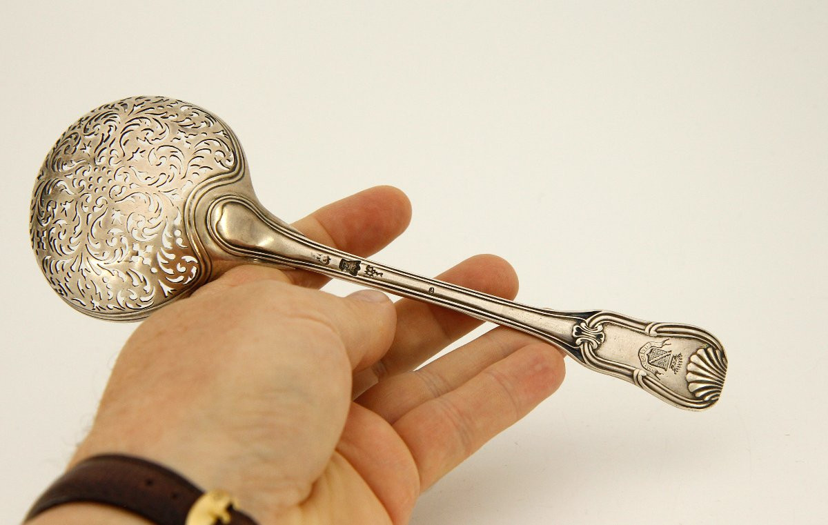 Cuill&egrave;re &agrave; sucre - rare mod&egrave;le pr&eacute;coce &agrave; spatule violon&eacute;e, coquilles et agrafes - Paris 1745-photo-3