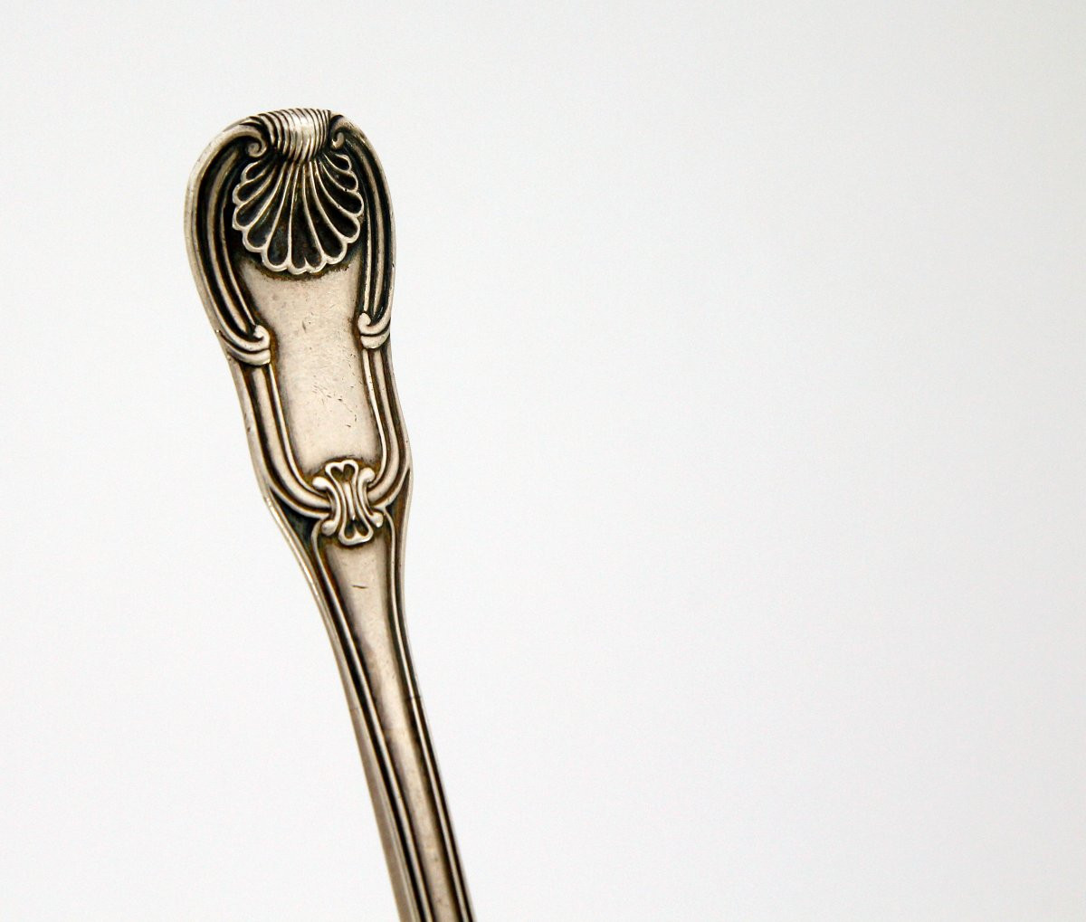 Cuill&egrave;re &agrave; sucre - rare mod&egrave;le pr&eacute;coce &agrave; spatule violon&eacute;e, coquilles et agrafes - Paris 1745-photo-7