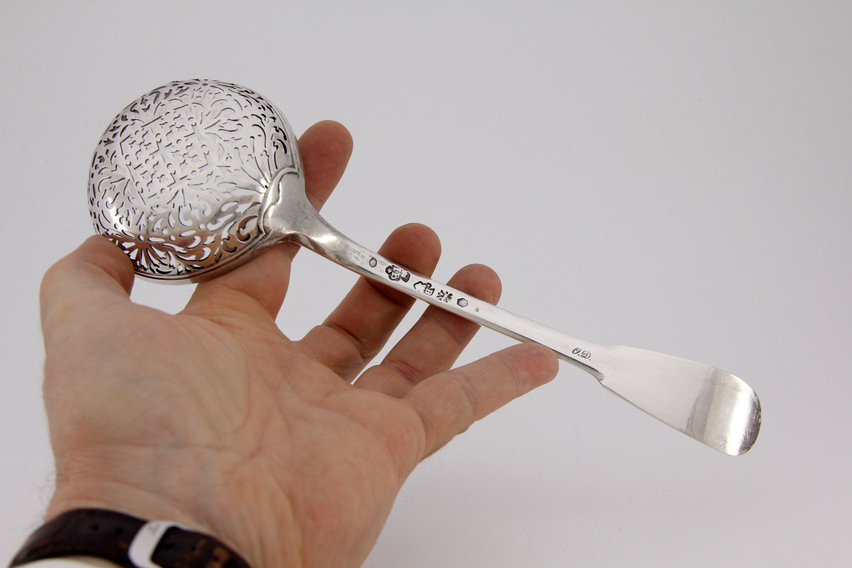 Rare grande cuiller à sucre en argent, époque Louis XV - orfèvre Jean BAUCAIRE, Metz 1747-1748